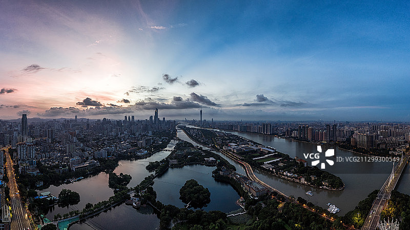航拍视角下的广州城市天际线日出晨曦图片素材