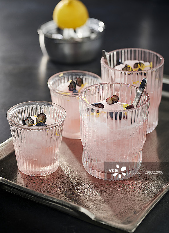 Rosé草莓糖浆和蓝莓酒沙冰图片素材