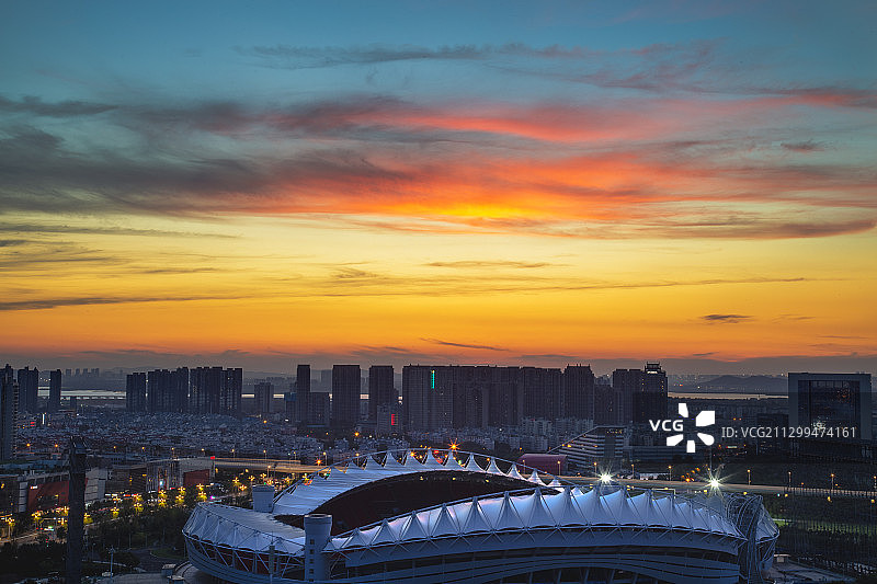 武汉经济技术开发区沌口体育馆美丽的晚霞图片素材