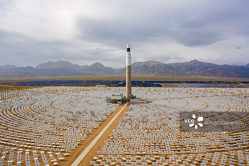 航拍戈壁沙漠太阳能发电站图片素材