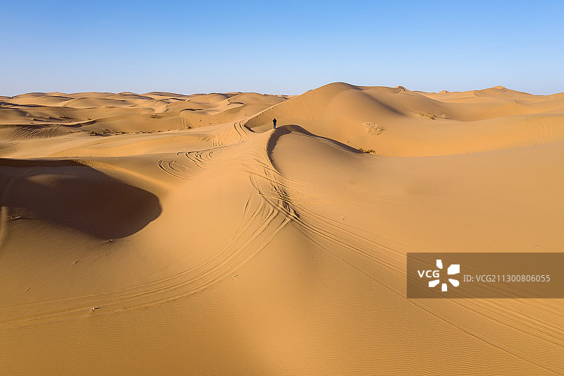 空中俯瞰沙漠里的风景图片素材