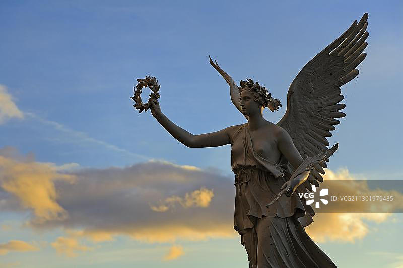 维多利亚雕像(胜利女神)，城堡花园在Schwerin城堡，梅克伦堡-西波美拉尼亚，德国，欧洲图片素材