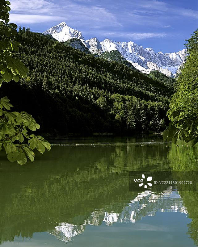 欧洲德国巴伐利亚上巴伐利亚Wetterstein Range Garmisch-Partenkirchen附近的Riessersee湖图片素材