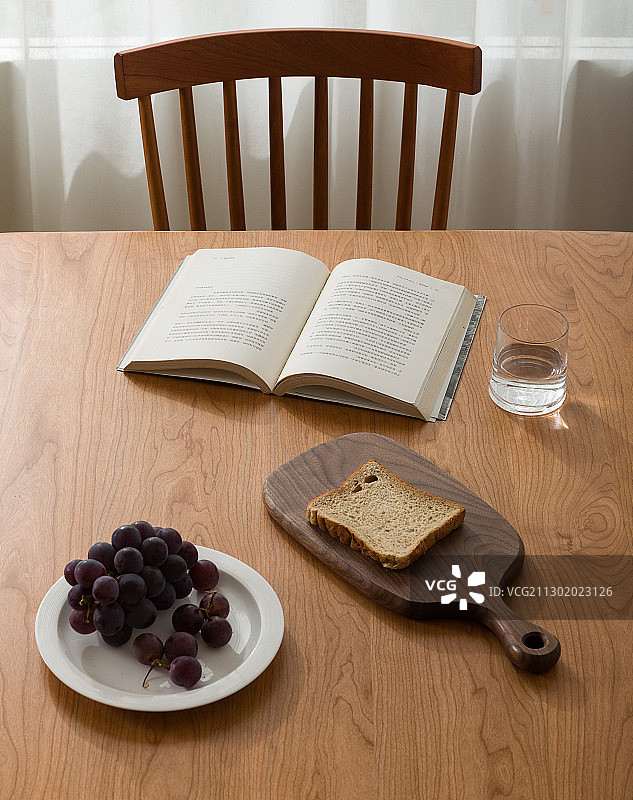 诗意生活北欧风格餐桌图片素材