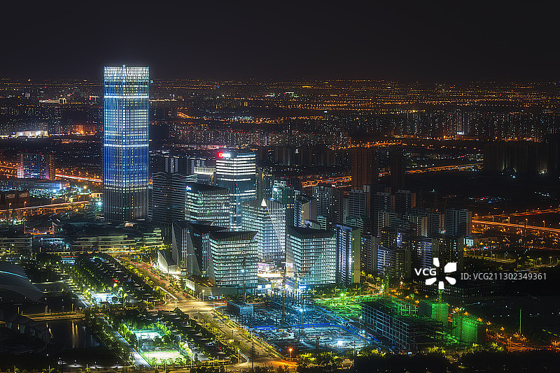 夜幕下，上海前滩中心大厦和前滩国际商务区灯火通明图片素材