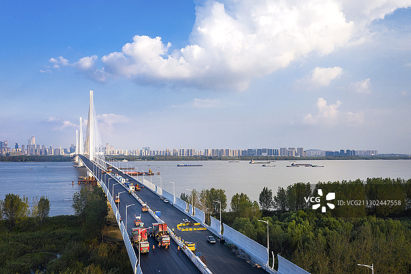 建设中的长江五桥铺沥青作业图片素材