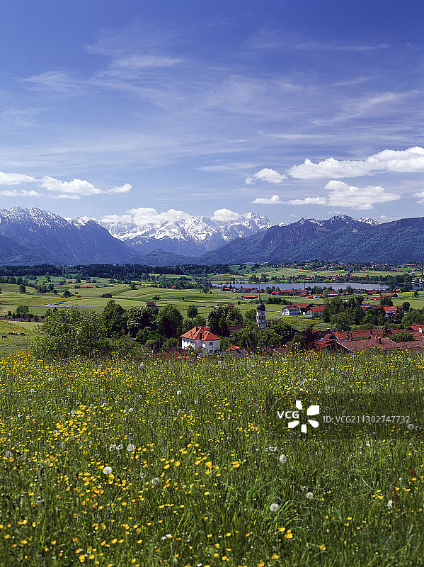 从Aidlinger Hoehe到Staffelsee和Zugspitze，德国阿尔卑斯山，鸟瞰图图片素材