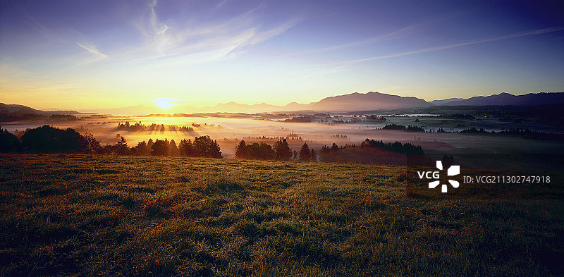 德国上巴伐利亚阿尔卑斯高地上的日落图片素材