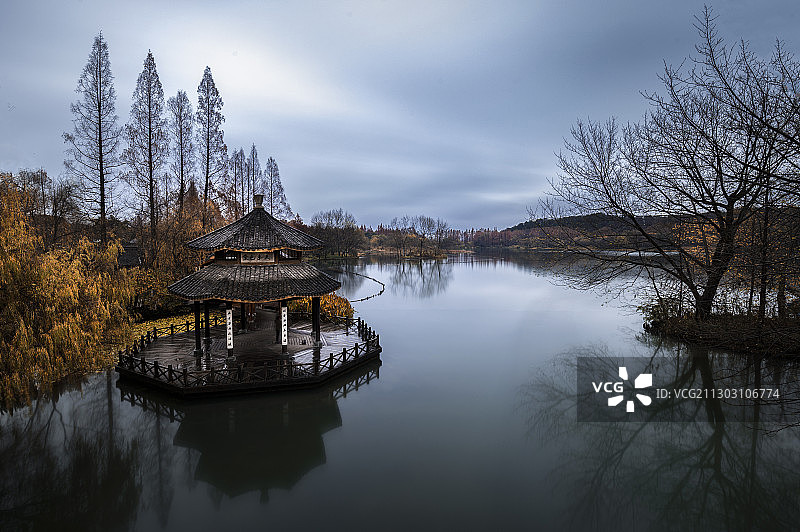 杭州西湖苏公堤茅家埠冬日的清晨，湖面平静如水，景色宁静致远图片素材