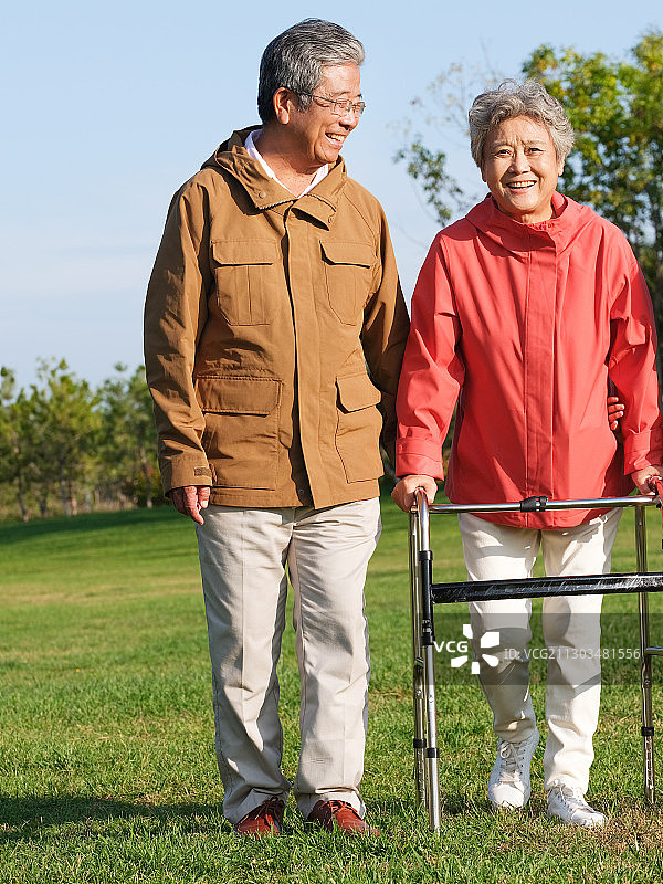 快乐的老年夫妇在公园散步图片素材