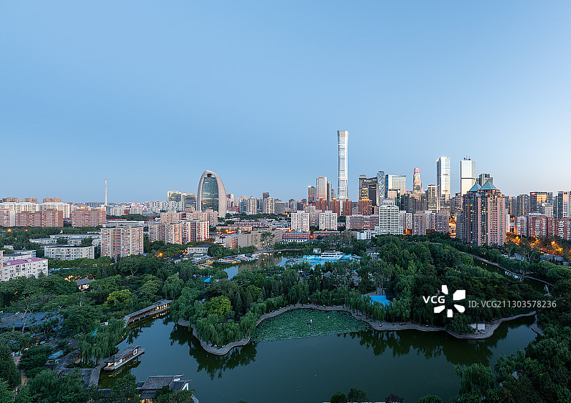 中国首都北京市朝阳区呼家楼团结湖公园国贸CBD城市天际线日落图片素材