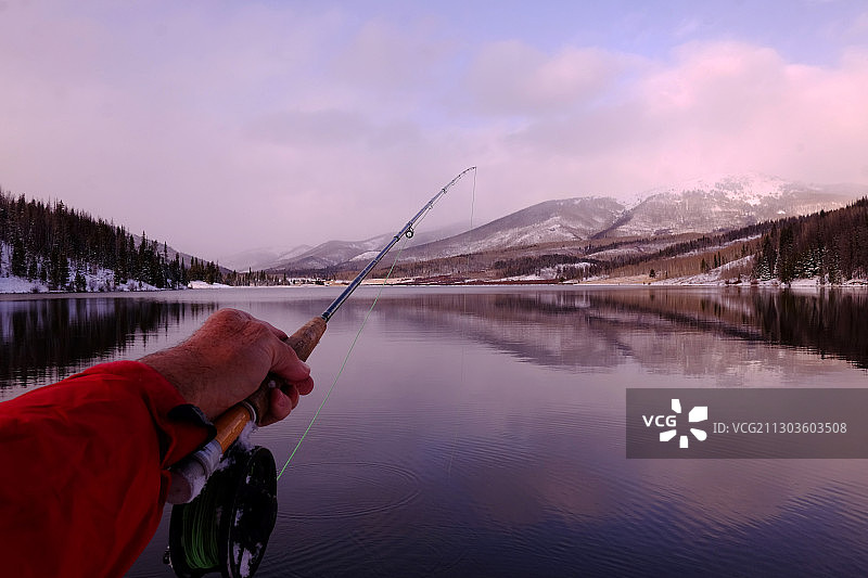 美国，珍珠湖州立公园，冬季在湖上钓鱼的人裁手图片素材