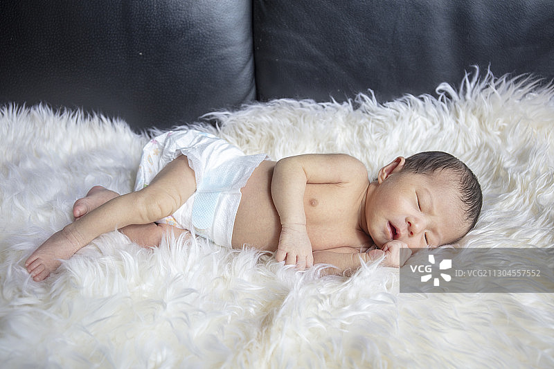 睡觉的新生婴儿图片素材