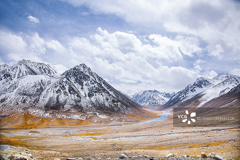 塔什库尔干塔吉克自治县红其拉甫口岸旁的喀喇昆仑山群山山脉图片素材