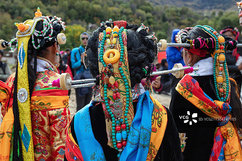 嘉绒藏族女人民族服饰图片素材