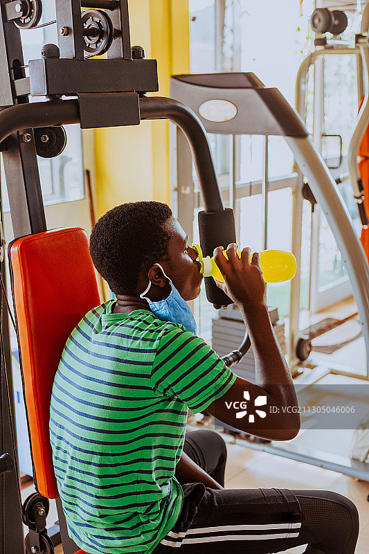 健康，专注，十几岁的黑人男孩在加纳的特马体育馆锻炼图片素材