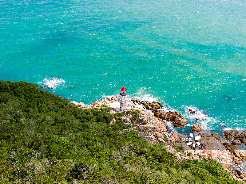 汕头南澳岛的灯塔与海岸线图片素材