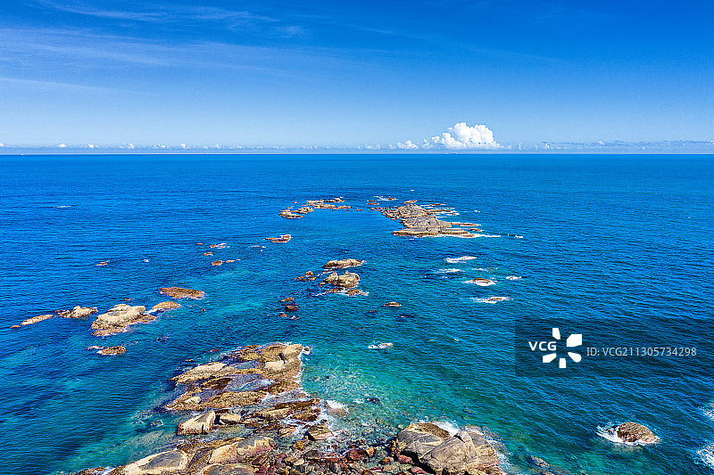 航拍视角下的汕头南澳岛海岛灯塔海岸线图片素材