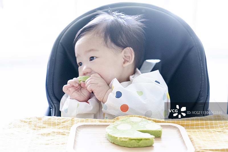婴儿喜欢吃仿抹茶山药菠菜无糖蒸蛋糕图片素材