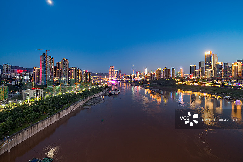 从重庆朝天门大桥看来福士两江交汇全景夜景图片素材