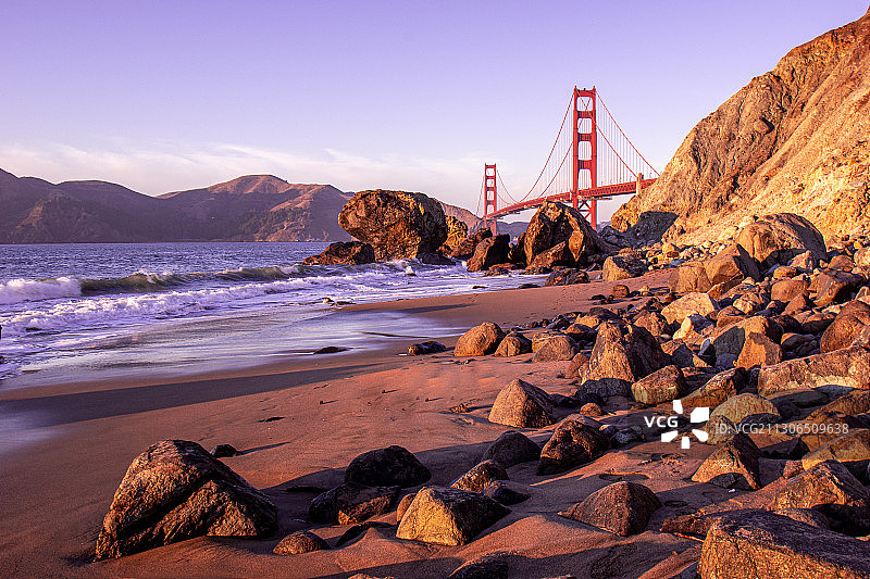日落时的海滩和金门大桥，旧金山，加利福尼亚，美国，美国图片素材