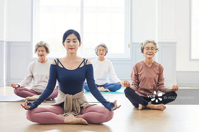 韩语，老年人，银色生活，瑜伽，老年妇女，锻炼，冥想，瑜伽课图片素材