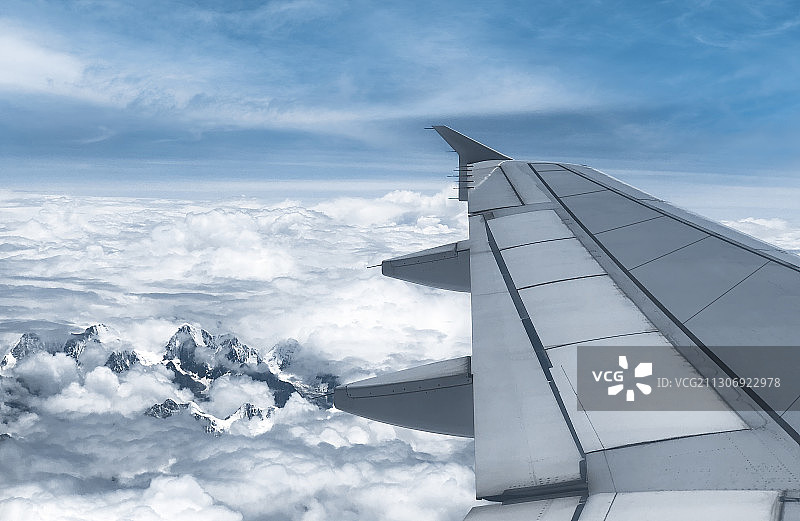 飞机窗外的雪山图片素材