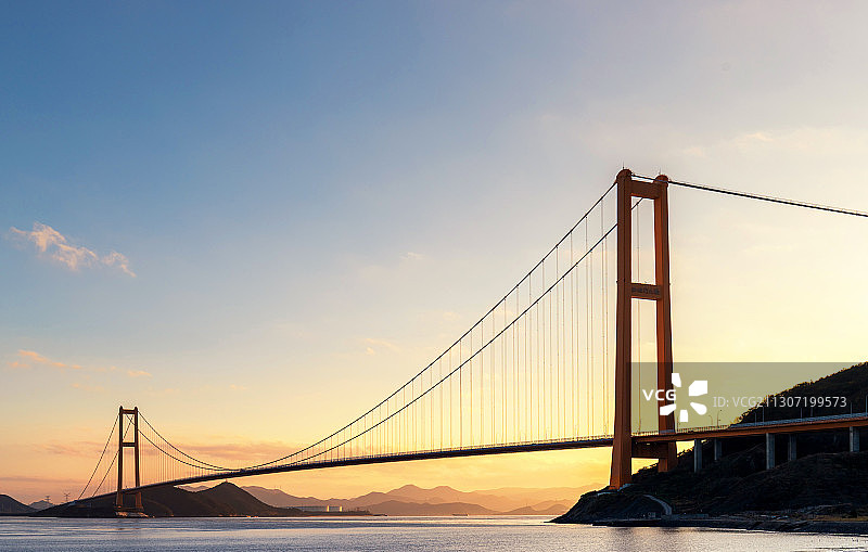 日出时分的跨海大桥风景图片素材