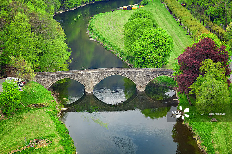 高角度的桥上的河流，布永，比利时图片素材