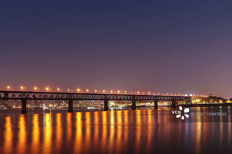 夜幕下的武汉长江大桥图片素材