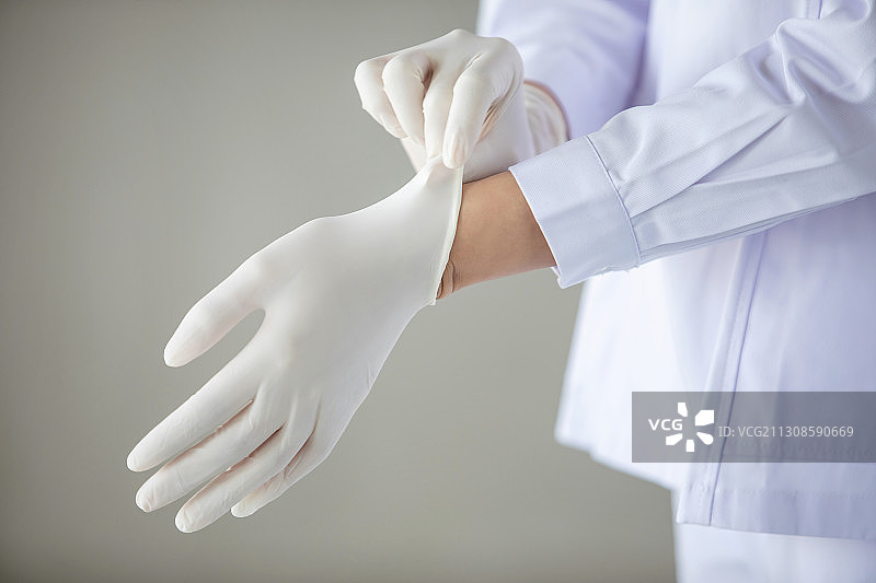东方护士戴一次性手套图片素材