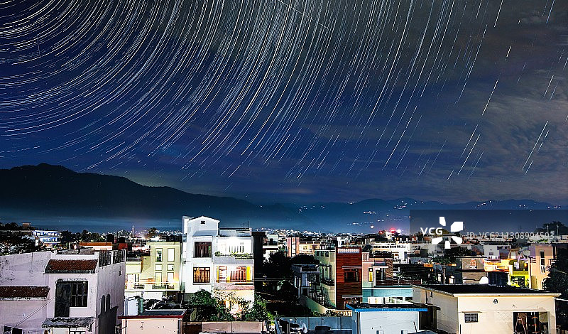 印度北阿坎德邦哈尔德瓦尼夜间天空下的灯光建筑鸟瞰图图片素材