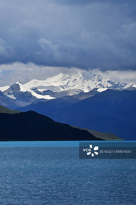 西藏山南浪卡子县圣湖羊卓雍措湖和宁金抗沙峰图片素材