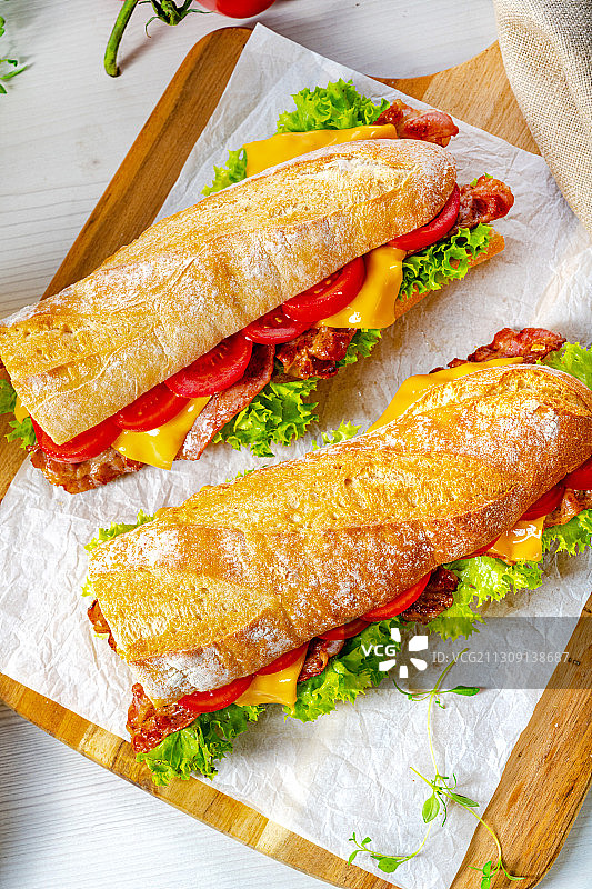 高角度观看三明治和沙拉在切菜板上图片素材