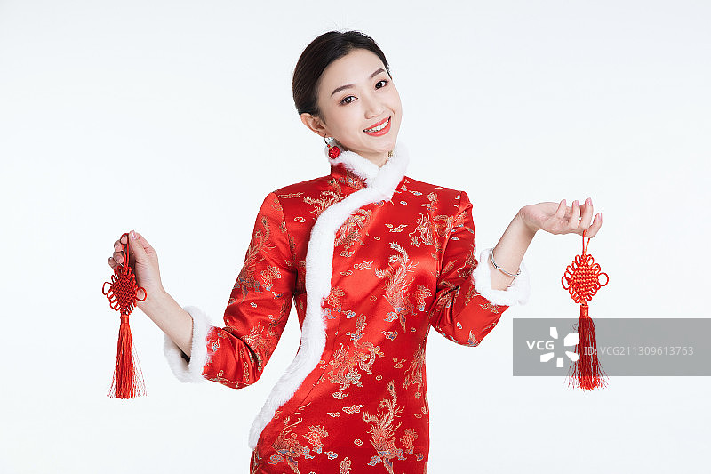 穿唐装的女子手拿中国结图片素材