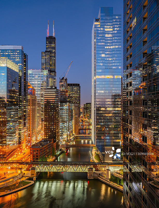 鸟瞰图芝加哥河和照明建筑物在黄昏，芝加哥，伊利诺伊州，美国，美国图片素材
