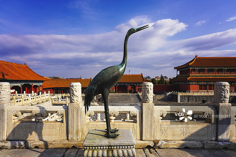 故宫里的铜鹤-与白云的问候图片素材