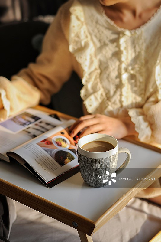 一杯咖啡一本书，下午时光图片素材