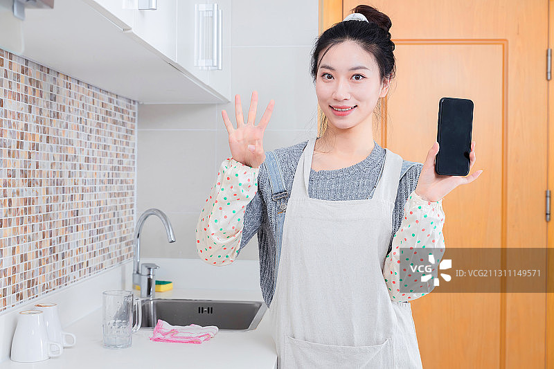 正在厨房打扫卫生的亚洲女孩图片素材