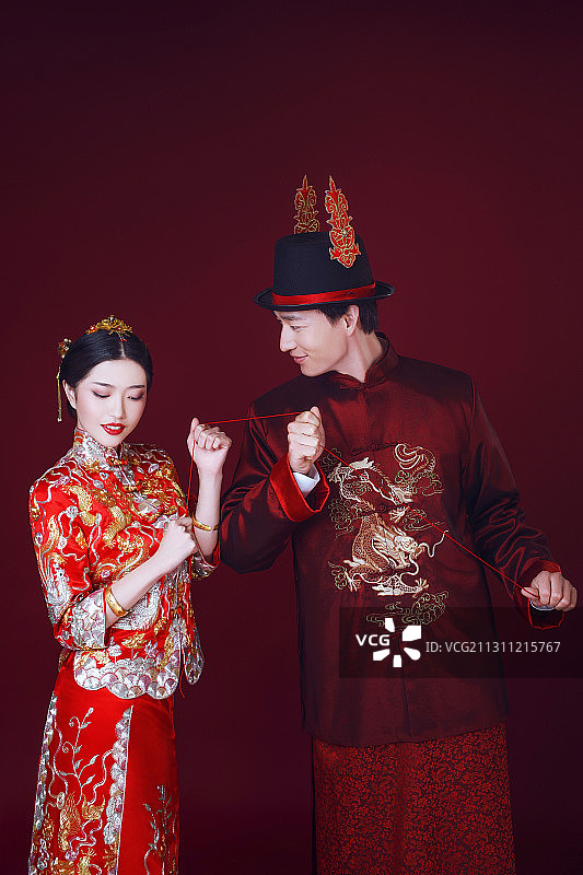 穿中式古装礼服的新娘和新郎图片素材