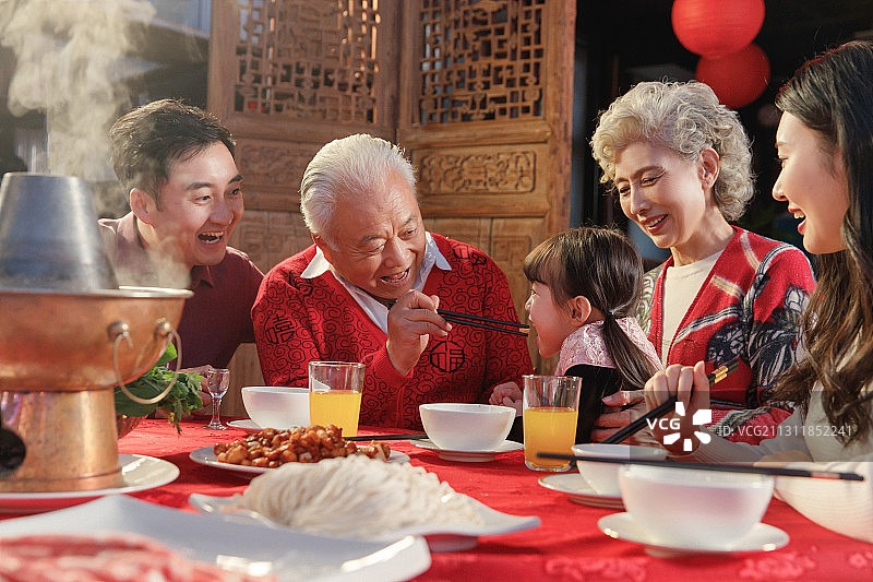 幸福东方家庭过年吃团圆饭图片素材