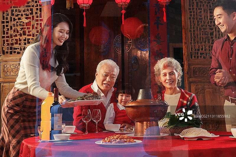 幸福的东方家庭准备过年吃团圆饭图片素材