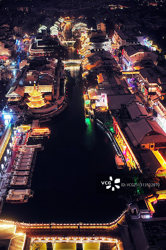 竖画幅冬季大雪后南京夫子庙秦淮河的夜景风光图片素材