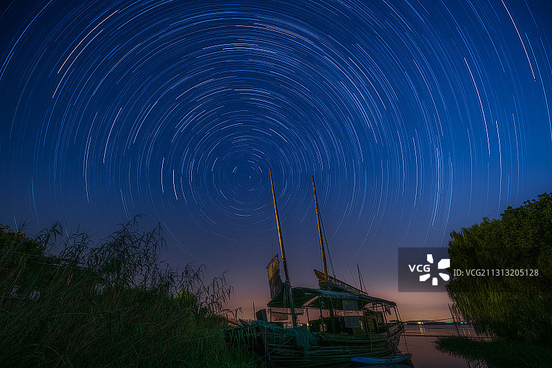 江苏苏州太湖东山岛夜景船星空星轨图片素材