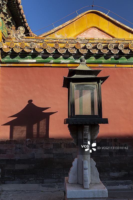 光影中的北京故宫（紫禁城）宫灯图片素材