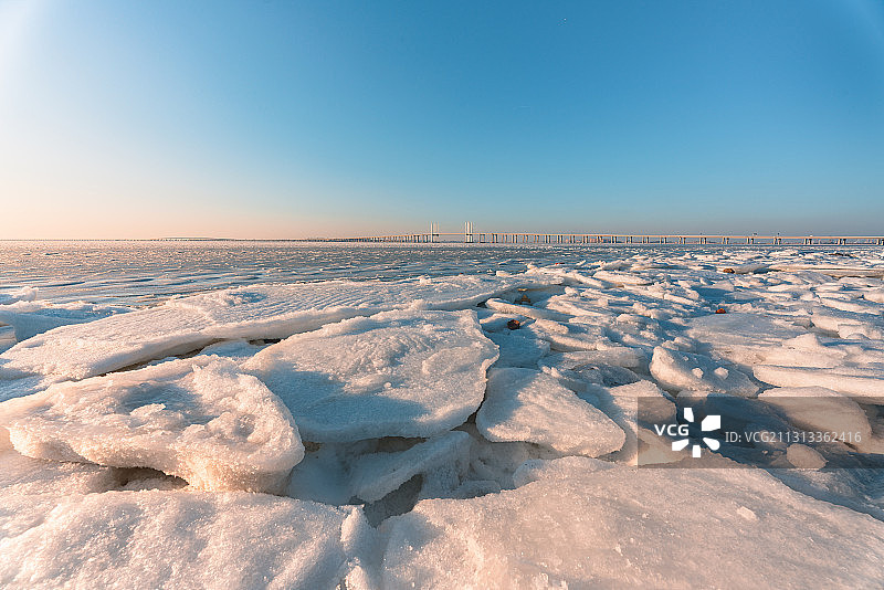 胶州湾海面结冰封冻图片素材