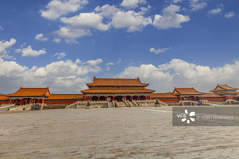 蓝天白云映衬下的北京故宫太和门图片素材
