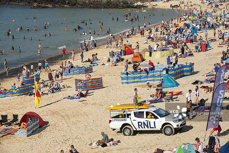 英国康沃尔圣艾夫斯海滩上的度假者。图片素材