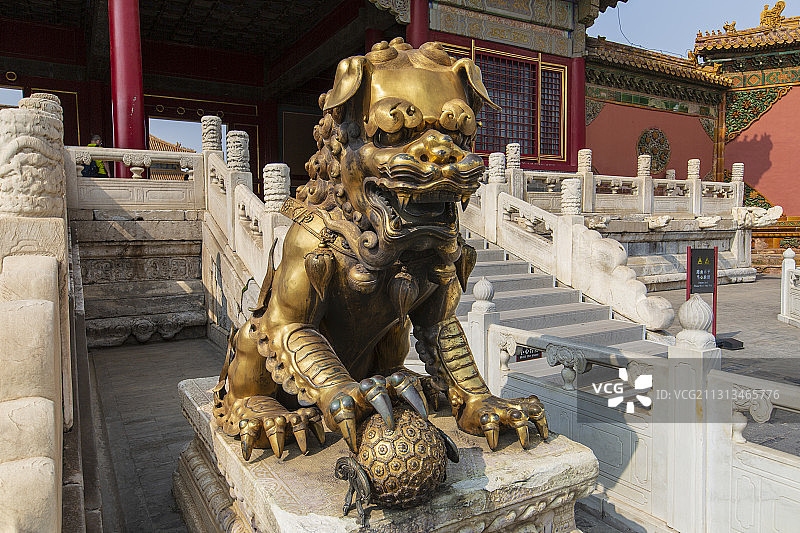 北京故宫乾清门前鎏金铜狮图片素材