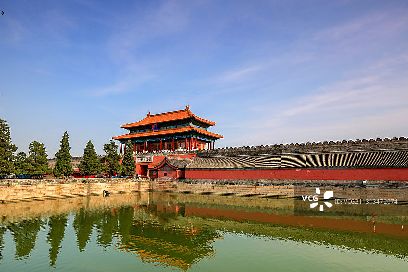 蓝天白云映衬下的北京故宫神武门图片素材